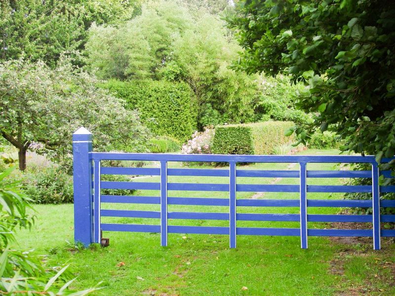 een foto van een blauw hek