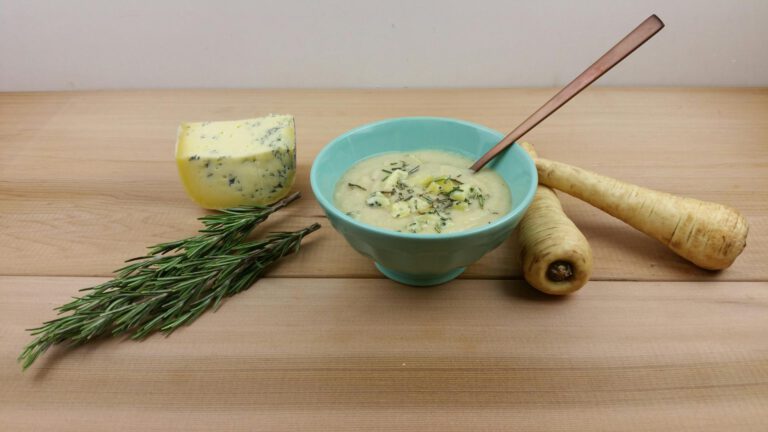 Thumbnail voor het recept: Pastinaaksoep met salie, rozemarijn en blauwe kaas