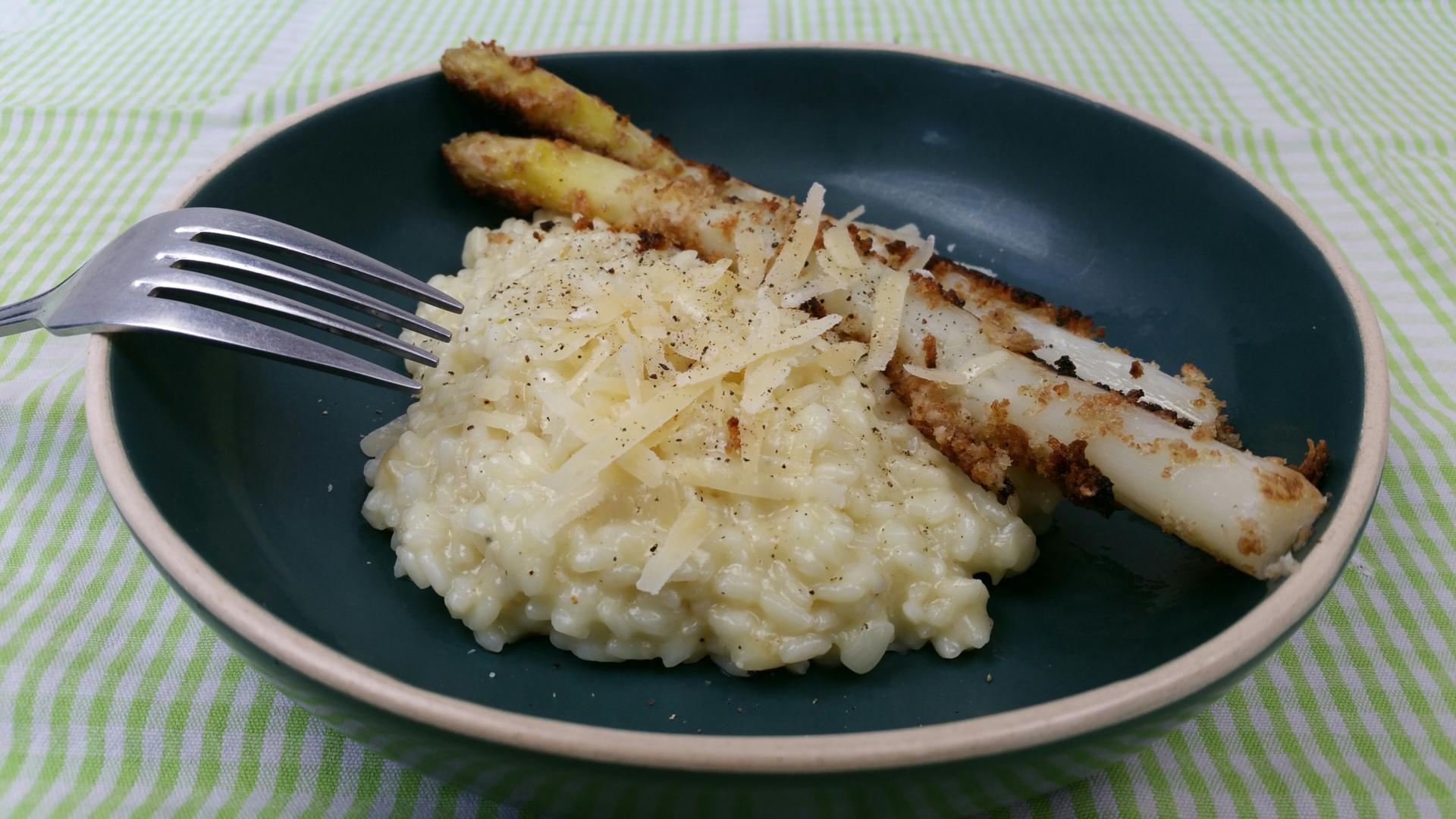 risoot met asperges, met een knapperig kruimelkorstje