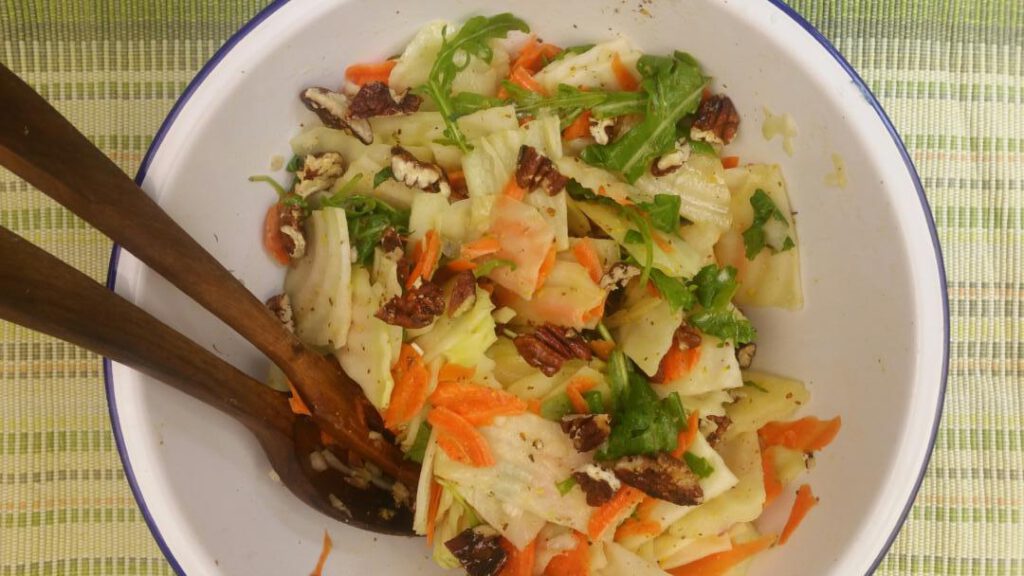 koolrabi salade met wortel en pecannoten