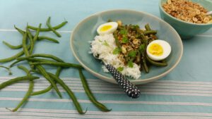 Sperziebonen in kokos-ketjapsaus, met rijst en een gekookt eitje