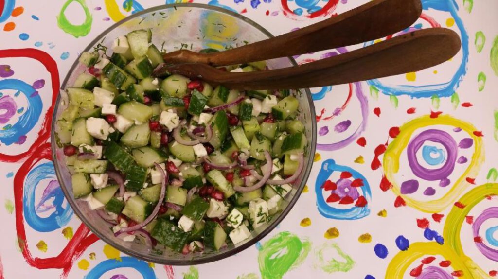 Komkommer salade met feta, dille en granaatappelpitjes
