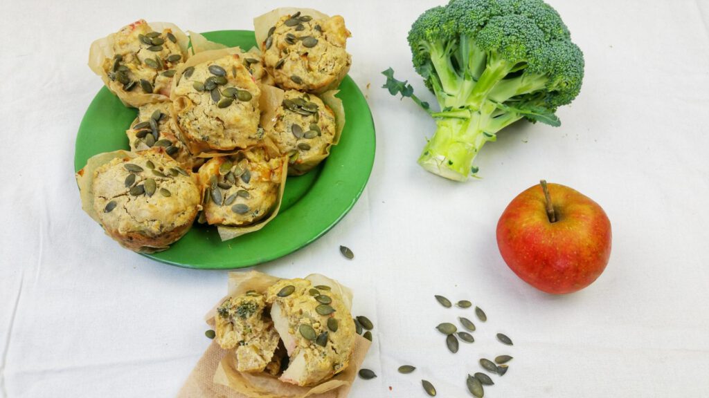 muffins met apel en broccoli en pompoenpitjes bovenop