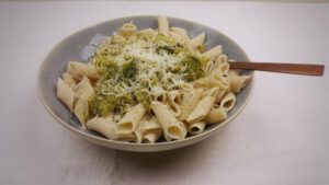 pasta met saus van broccoli en ansjovis