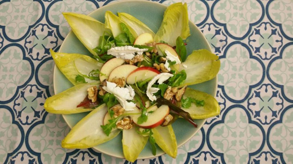 Witlofsalade met appel, noten en kaas Witlofsalade met appel, noten en kaas