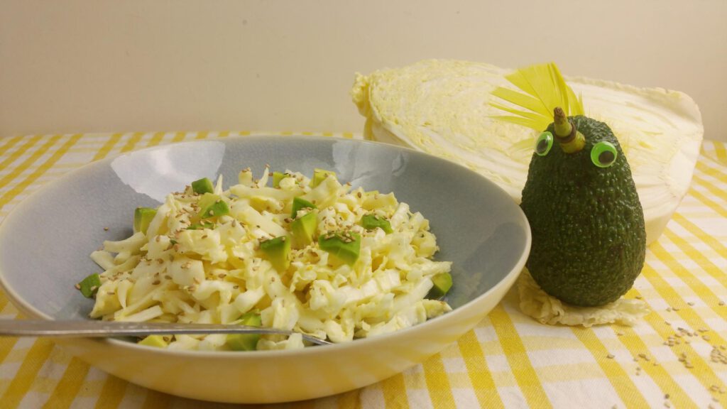 Chinese kool salade met avocado en sesamzaadjes