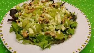 salade met babyleaf, bleekselderij, appel, druiven en walnoten