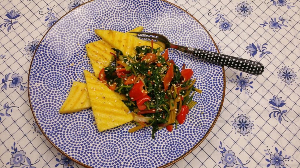 Snijbiet met miso en paprika, geserveerd met gebakken polenta