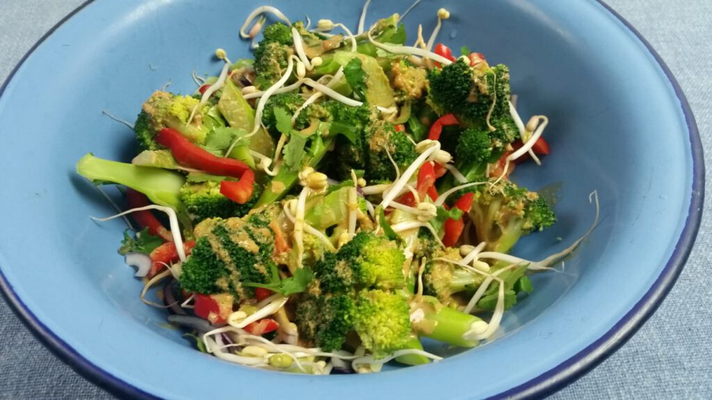 broccoli salade met taugé en pinda dressing