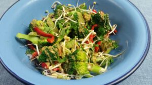 broccoli salade met taugé en pinda dressing