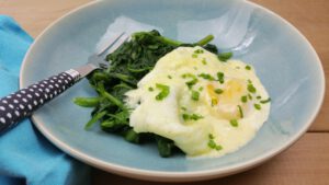 Gepocheerde eieren in boter-roomsaus met spinazie