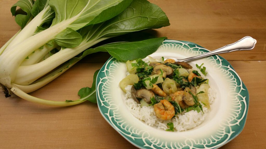 Thaise curry met paksoi, champignons en garnalen en witte rijst