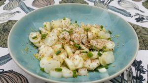 salade van witte radijzen met bosui en sesamzaad