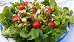 Romanesco salade met tomaat en mozzarella en cashewnoten