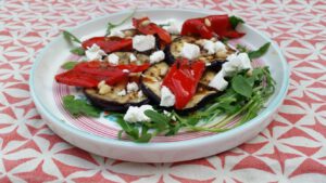 Gegrilde aubergine en paprika met rucola en geitenkaas 