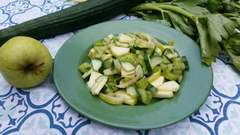 Thumbnail voor het recept: Bleekselderijsalade met komkommer en appel