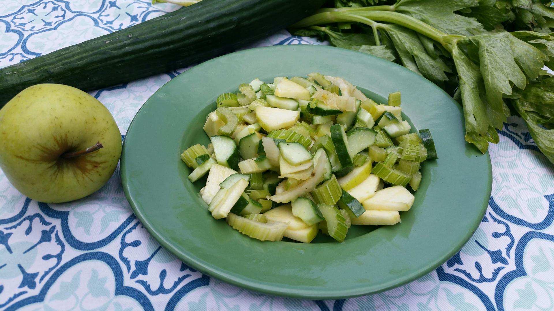 Uitgelichte foto voor het bericht Bleekselderijsalade met komkommer en appel