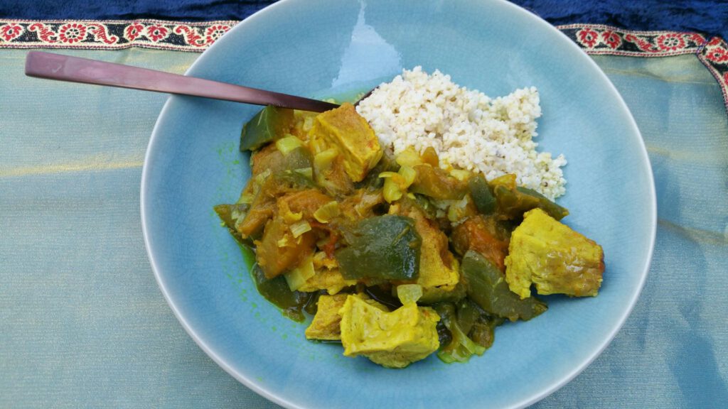 Curry met groene pompoen en gepocheerd ei