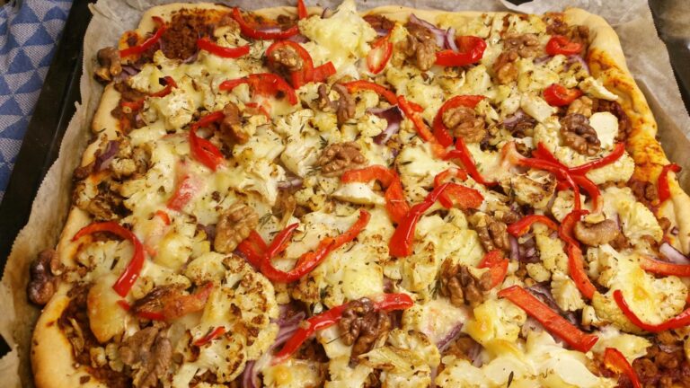 Thumbnail voor het recept: Bloemkoolpizza met tijm, paprika en gehakt