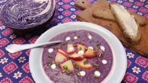 Rodekoolsoep met appeltjes en pompoenpitjes