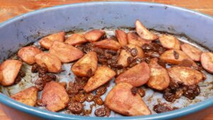 Geroosterde stoofpeertjes met knoflook en rozijnen