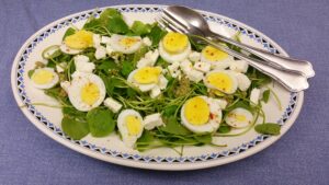 Winterposteleinsalade met zonnebloempittensaus, ei en feta