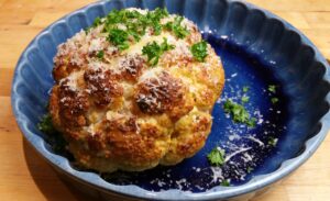 Bloemkool in zijn geheel geroosterd in de oven