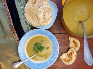 Indiase bloemkoolsoep met naanbrood