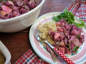 Bietensalade met augurk, appel en zilverui