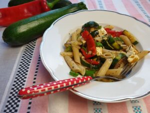 Courgette met paprika, feta en pasta