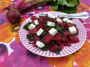 Bosbiet met feta en bietenloof