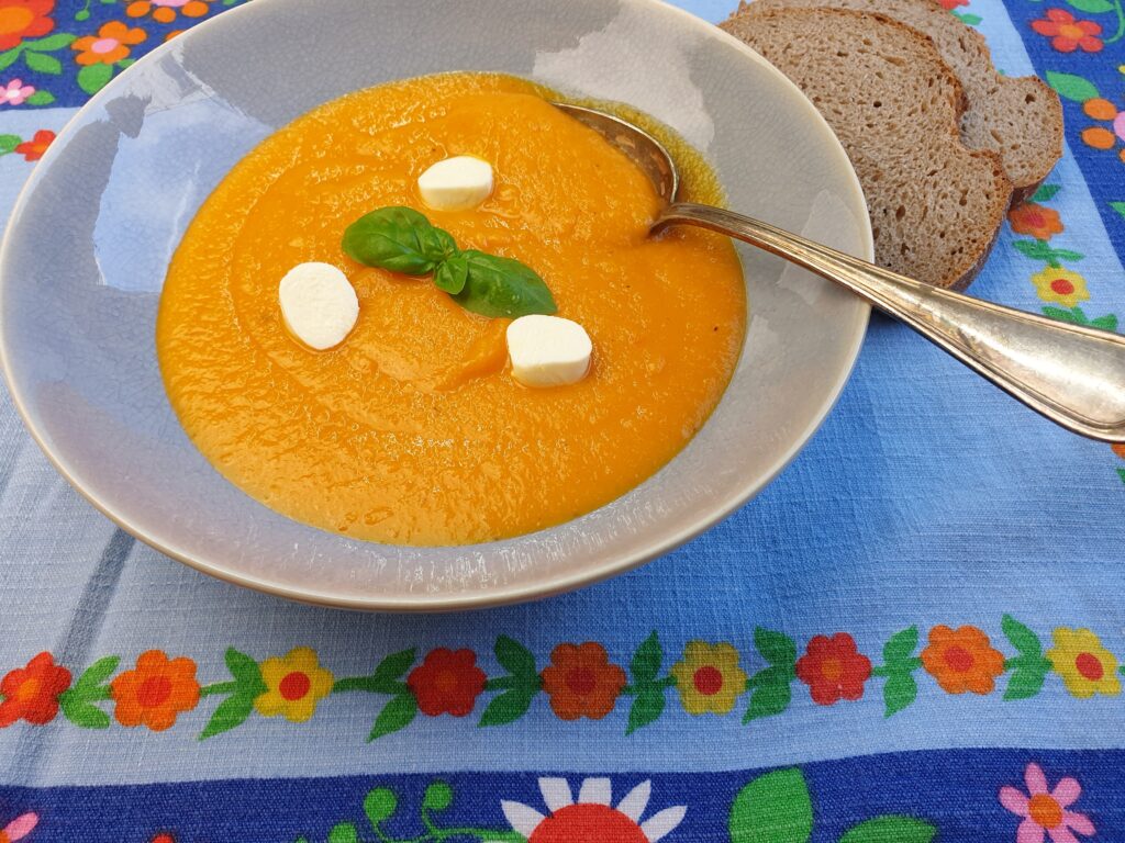 franse koude wortelsoep met sinaasappel en mozzarella
