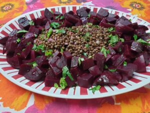 Linzensalade met kruiden en gekookte bietjes