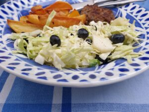 Spitskoolsalade met peer en blauwe bessen