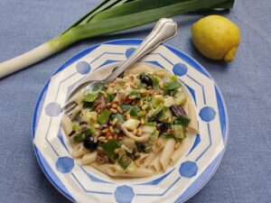 pasta met preisaus met blauwe kaas, olijven en pijnboompitjes