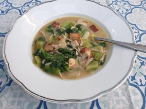 Andijviesoep met noodles en rooktofu