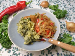 boerenkool met gebakken ui en paprika en zelfgemaakte pindasaus