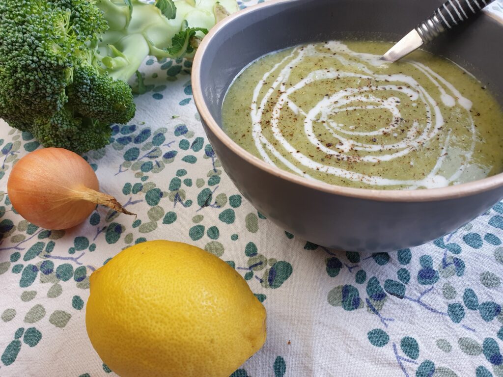 broccolisoep met ui, citroen en ansjovis