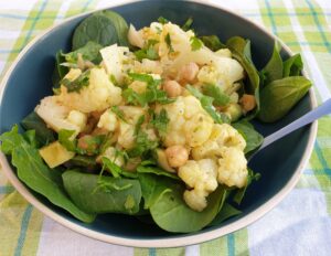 Salade met bloemkool, kikkererwten en avocado