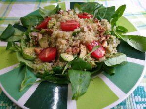 Salade met quinoa, veldsla, avocado, walnoten en tomaatjes