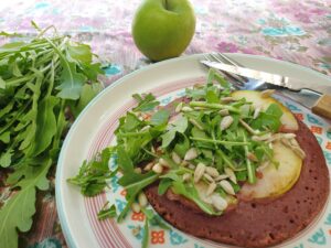 Rode bietenpannenkoek met rucola  en appel