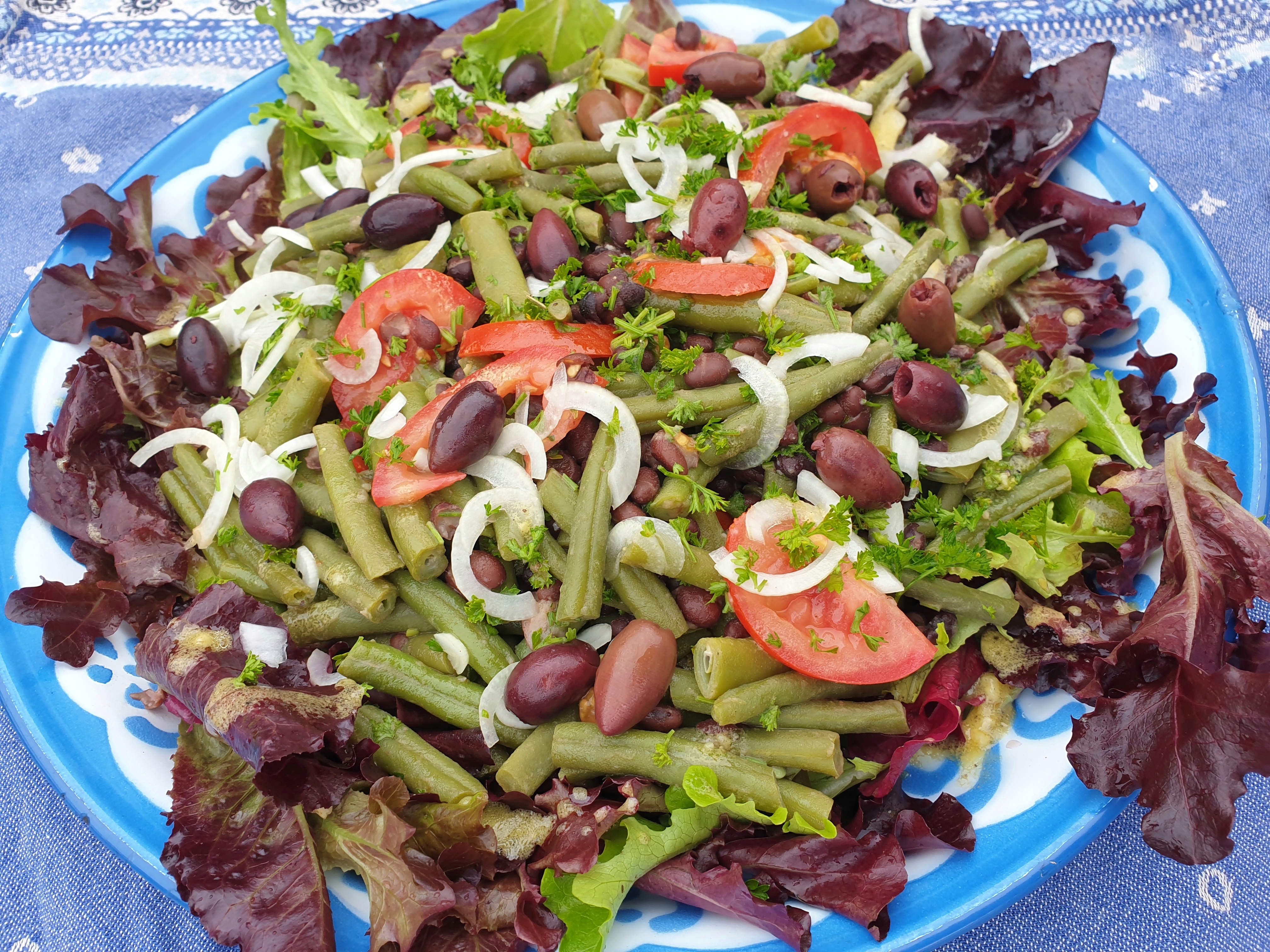 Sperziebonen-salade met tomaat, zwarte bonen, olijf en ui
