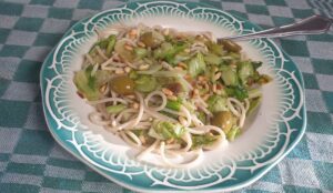 pasta met andijvie, groene olijven , rozijn en pijnboompitten