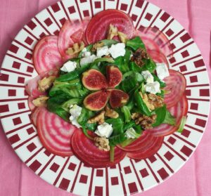 een carpaccio van chioggiabiet met eldsla, geitenkaas, walnoot en vijgen