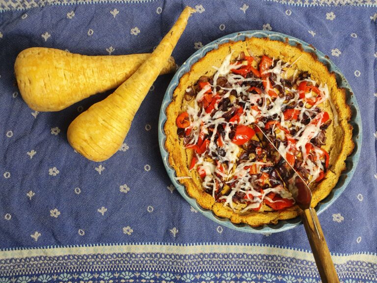 Thumbnail voor het recept: Pastinaak taartje met rode ui en paprika
