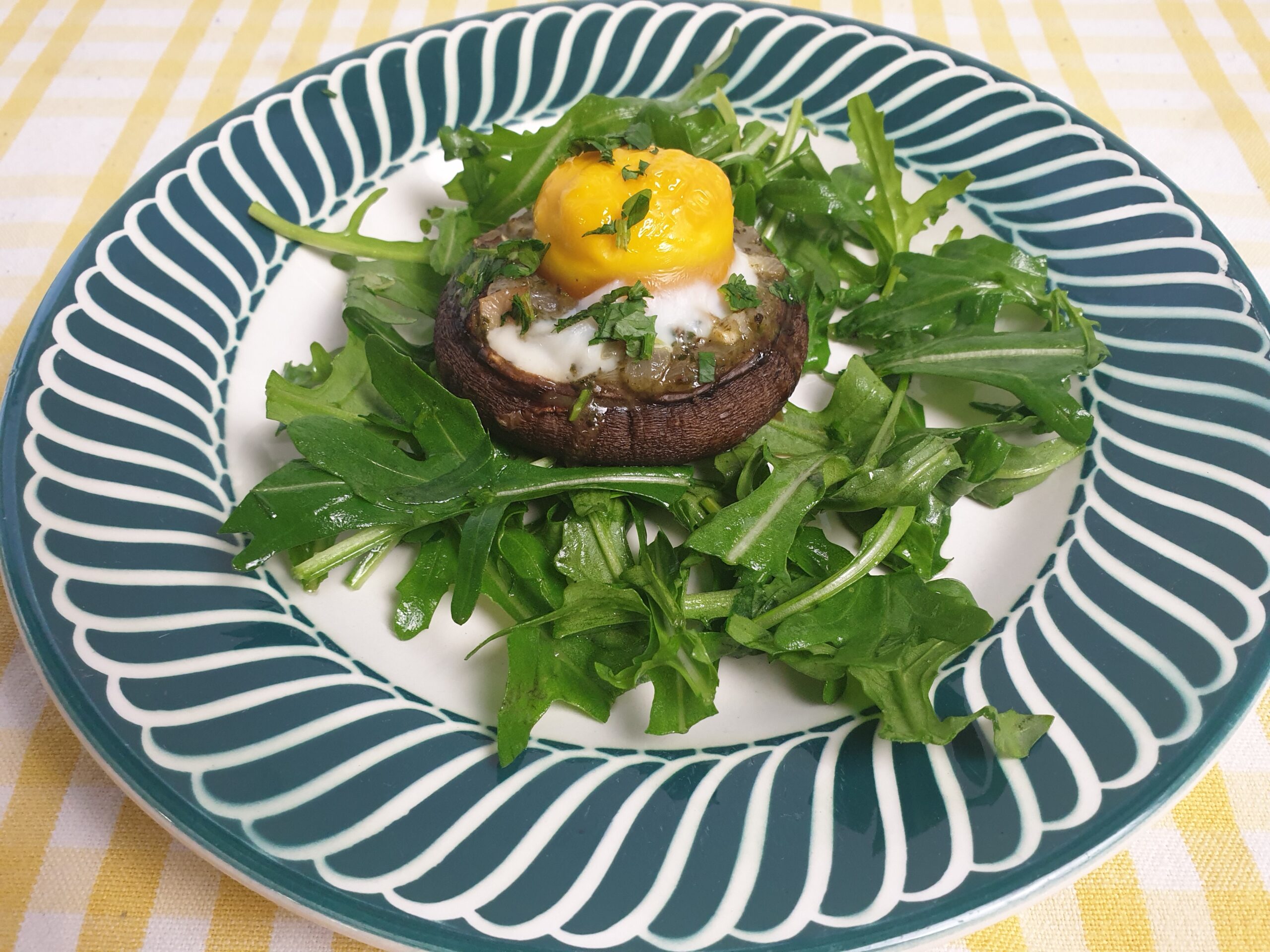 Gebakken portobello met ei op een rucola bedje - Kievitamines