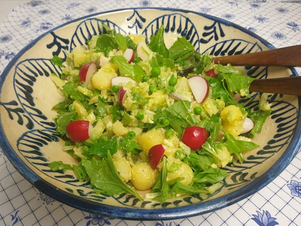 salade met aardappels, raapsteel en radijs