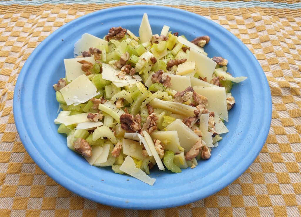 salade van bleekselderij met kaas, rozijnen en walnoten