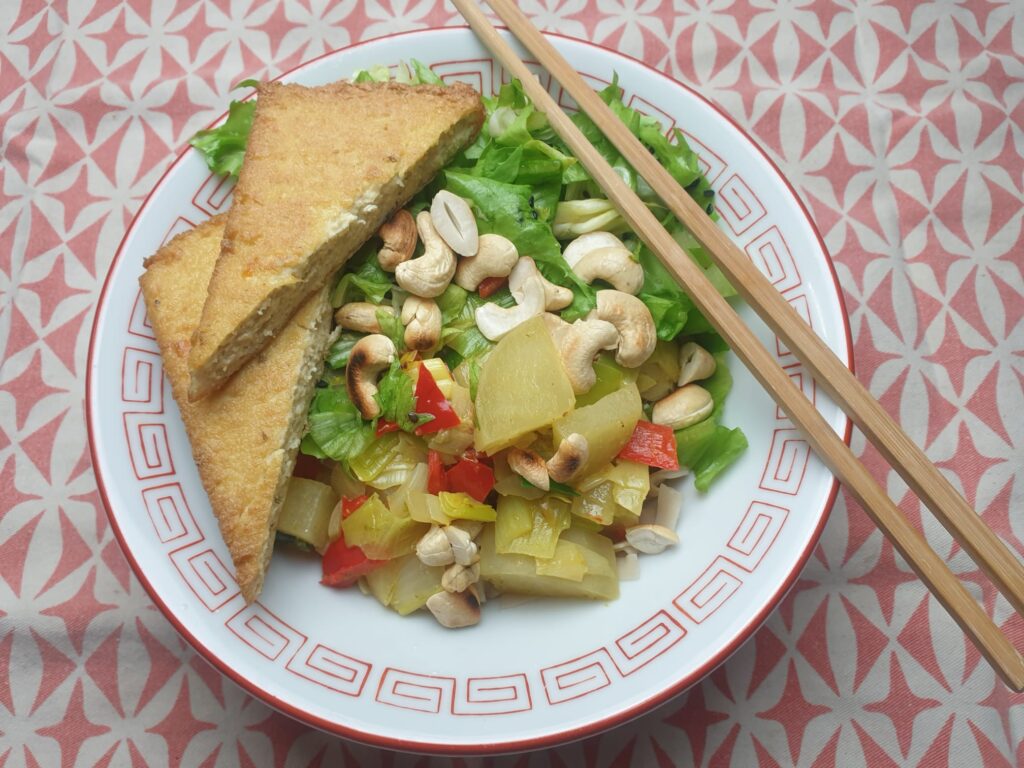 noodles met curry van yacon, een salade en gebakken tofu