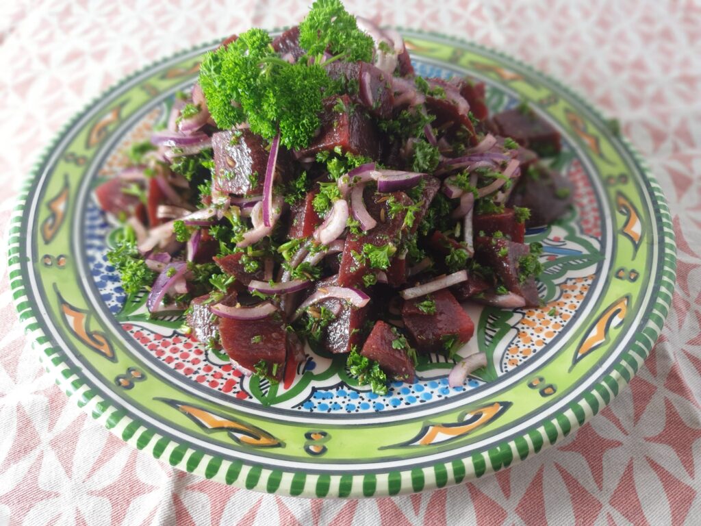 een salade van rode biet en peterselie